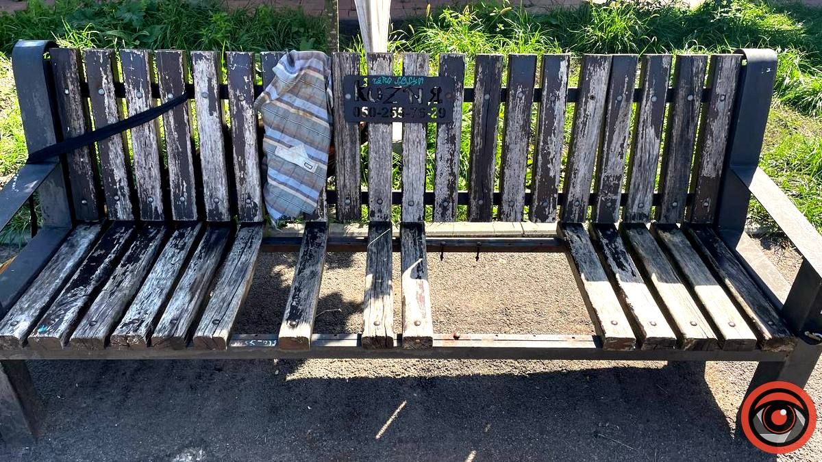 Сідайте, не покалічтеся | Як нині виглядає зона відпочинку на міському озері