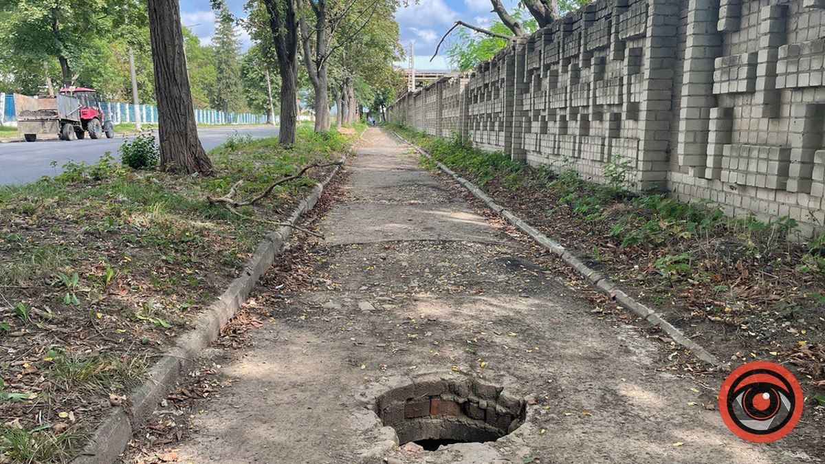 Не дивіться, людоньки, вгору... коли йдете по вул. Симоненка
