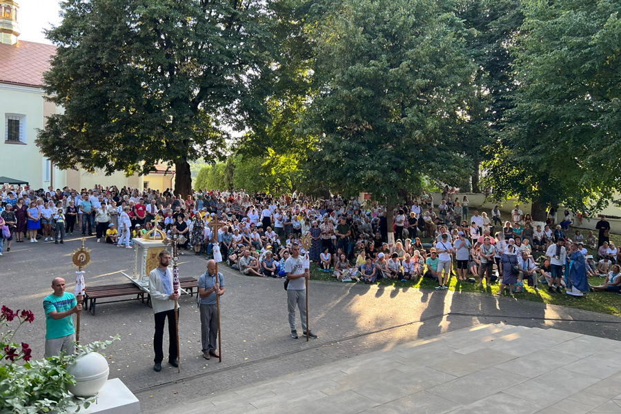 Сотні коломиян прийшли на щорічну прощу до Зарваниці 1