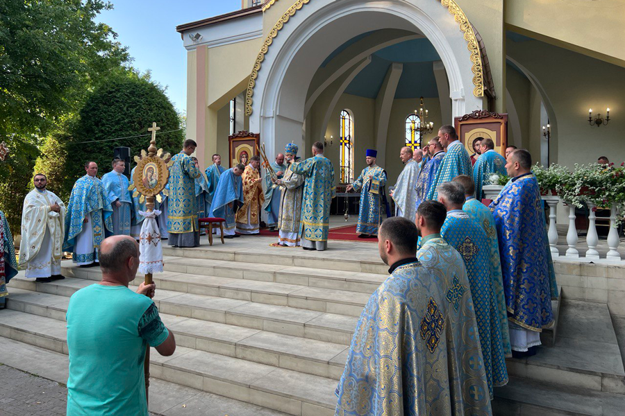 Сотні коломиян прийшли на щорічну прощу до Зарваниці 2