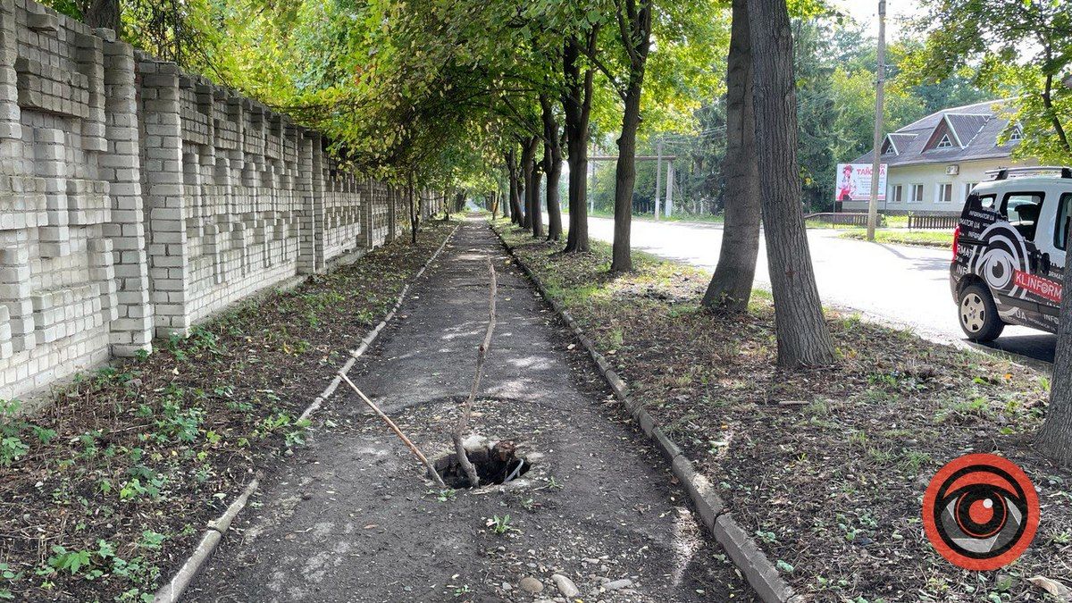 А віз і нині там: на Симоненка досі відкритий люк 1