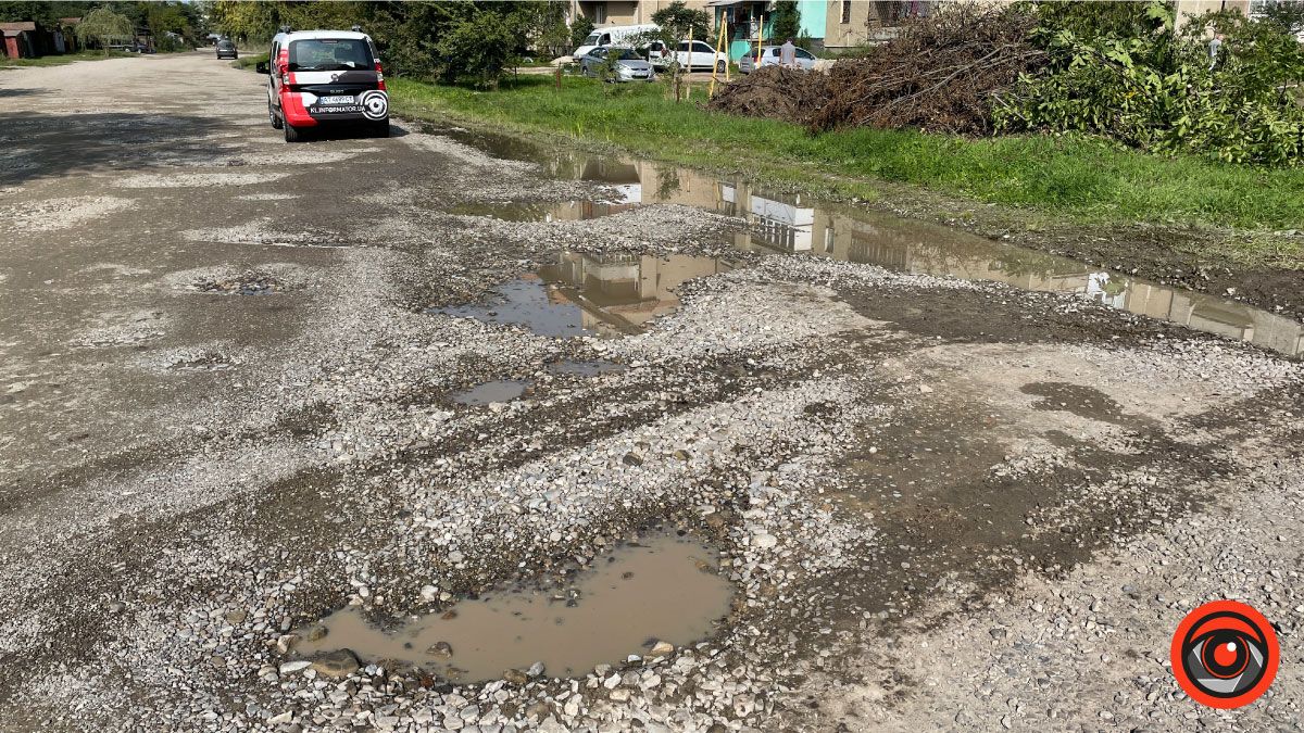 Після дощу, хоч човном перепливай: на вулиці Хмельницького біда з дорогою 2