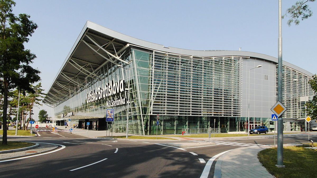 З яких аеропортів найближче полетіти за кордон? 5