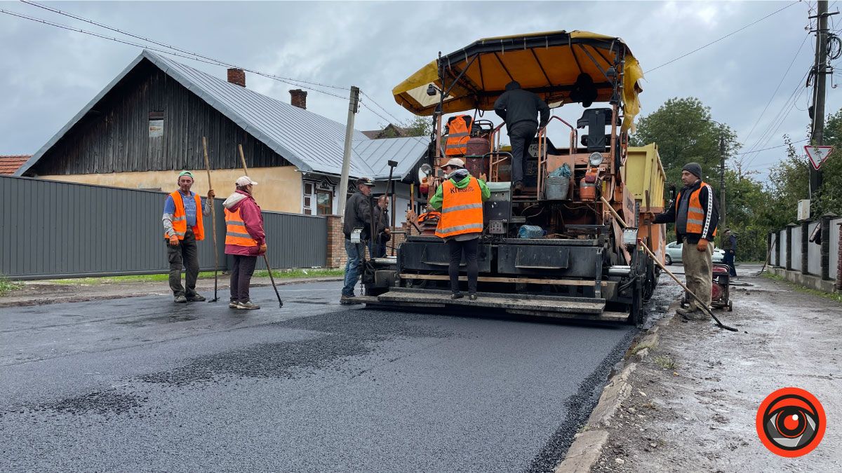На вулиці Довбуша ремонтують дорогу 4