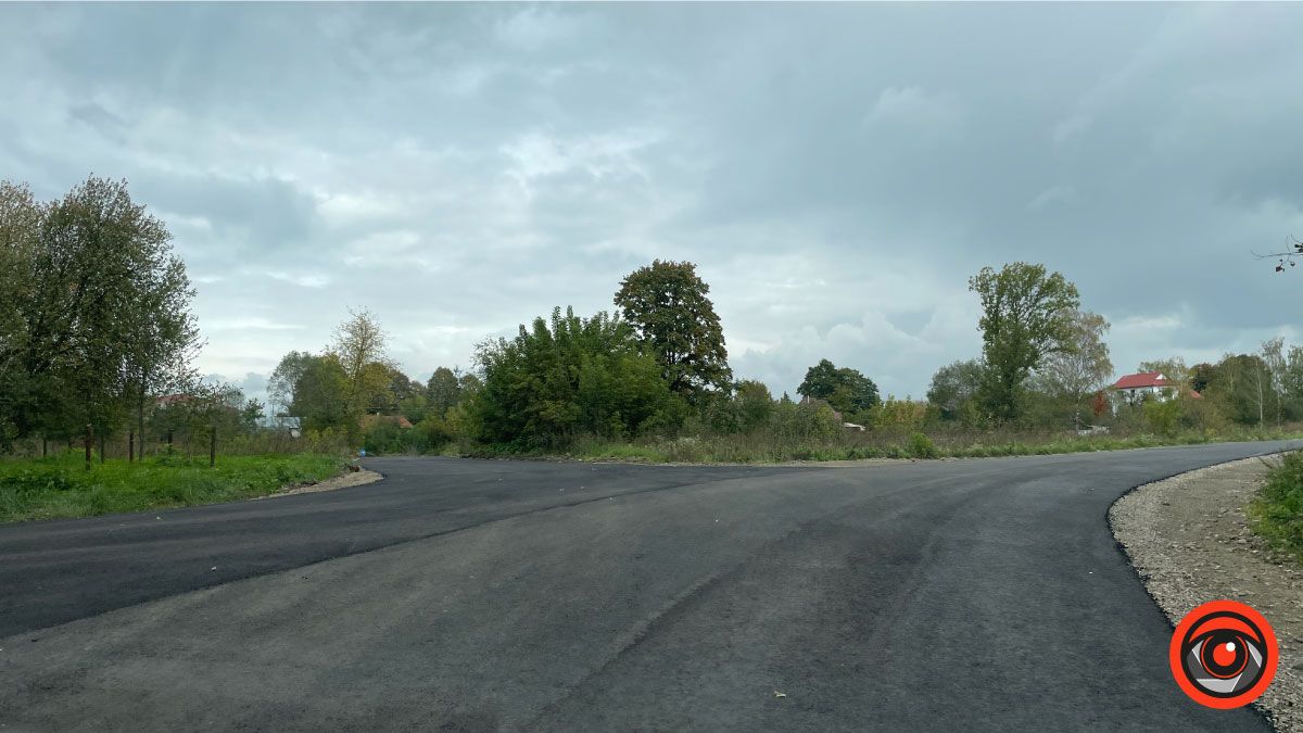 Між селами Грушів і Корнич постелили новий асфальт 10