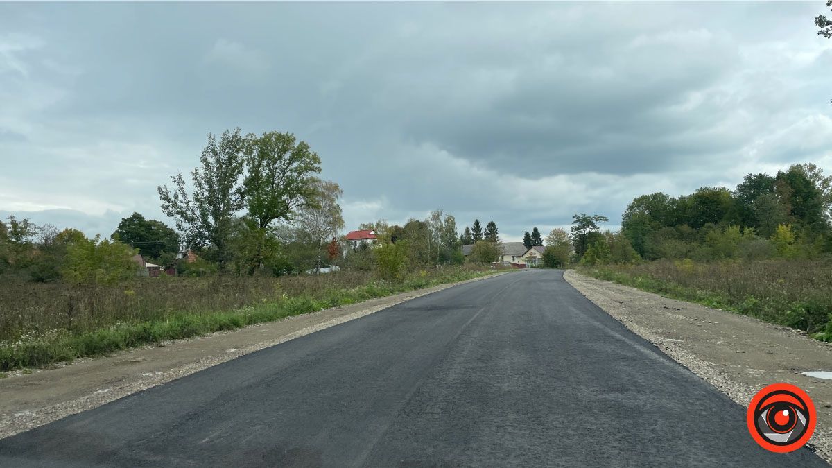 Між селами Грушів і Корнич постелили новий асфальт 11