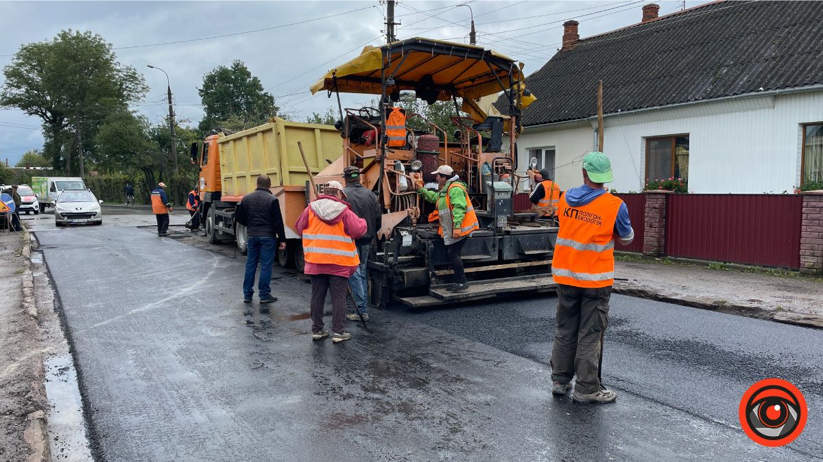 На вулиці Довбуша ремонтують дорогу 3