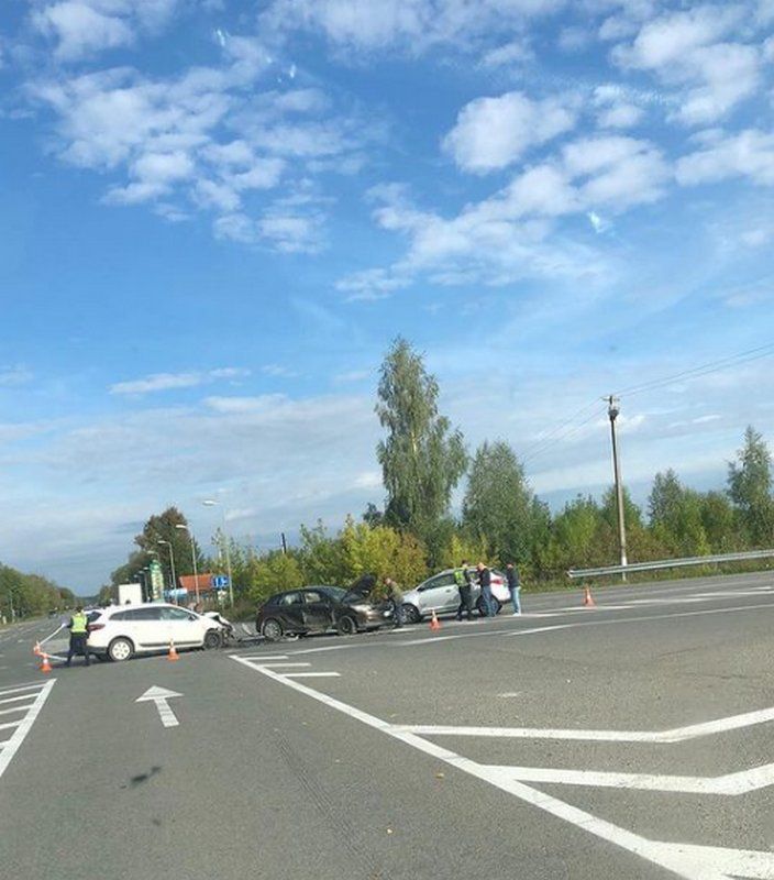 На повороті у Раківчику в ДТП потрапили три автівки 1