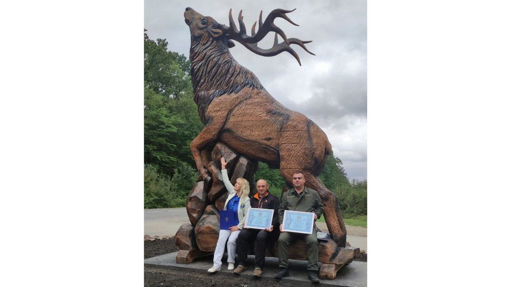 Найбільша скульптура, вирізана бензопилою: прикарпатець встановив рекорд України 1