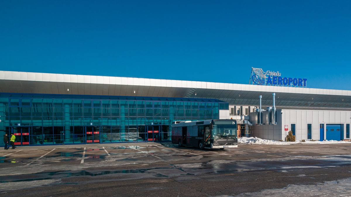 З яких аеропортів найближче полетіти за кордон? 9