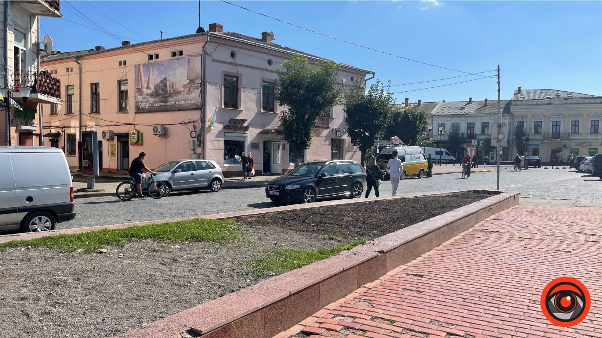 В центрі Коломиї демонтували "зелене покривало" 1