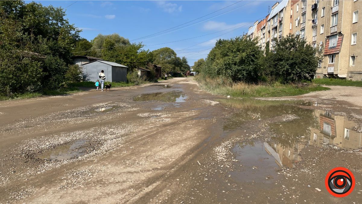 Після дощу, хоч човном перепливай: на вулиці Хмельницького біда з дорогою 3
