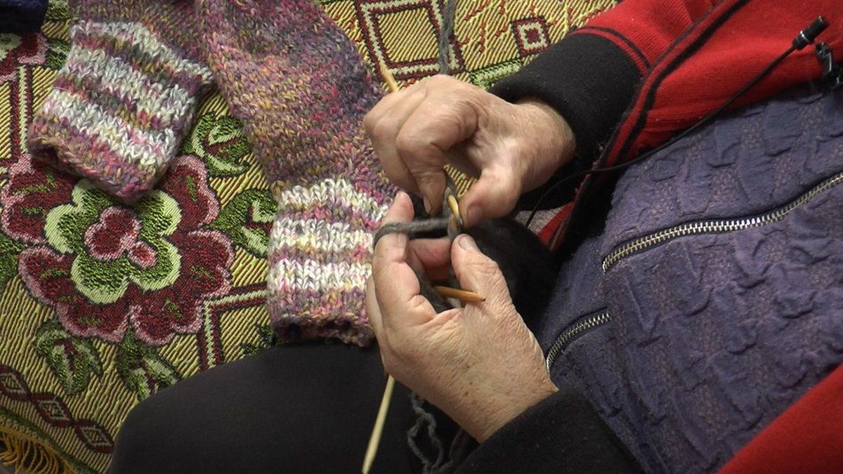 Пенсіонерка з Прокурави в'яже шкарпетки для захисників 1