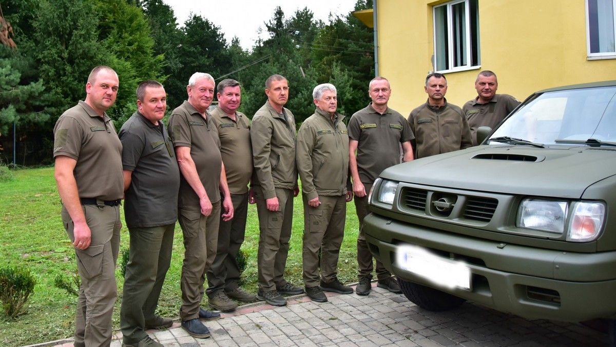 Прикарпатські лісівники відправили пікап на Доннеччину
