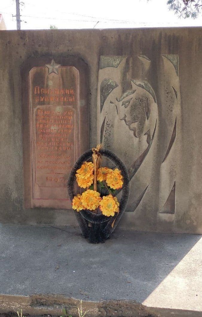 У Коломиї демонтують радянські таблиці на будинках 3