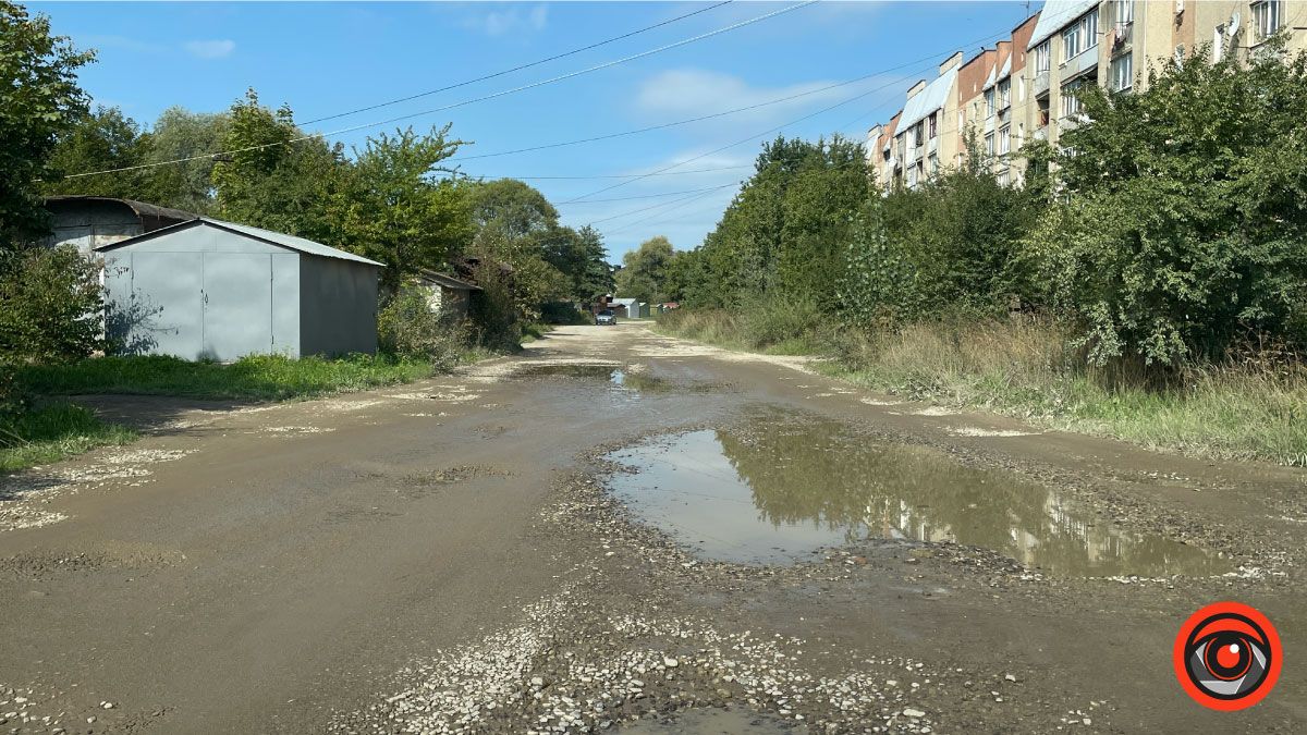Після дощу, хоч човном перепливай: на вулиці Хмельницького біда з дорогою