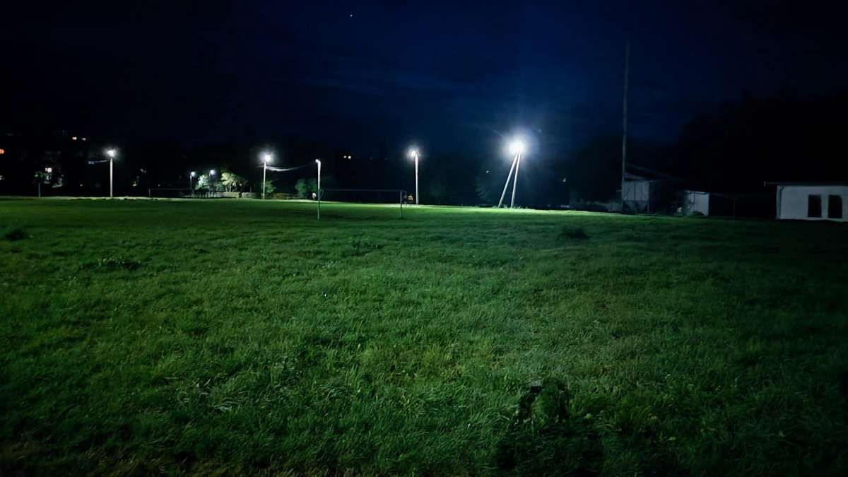 У Коломиї на стадіоні 4-го ліцею встановили ліхтарі 2