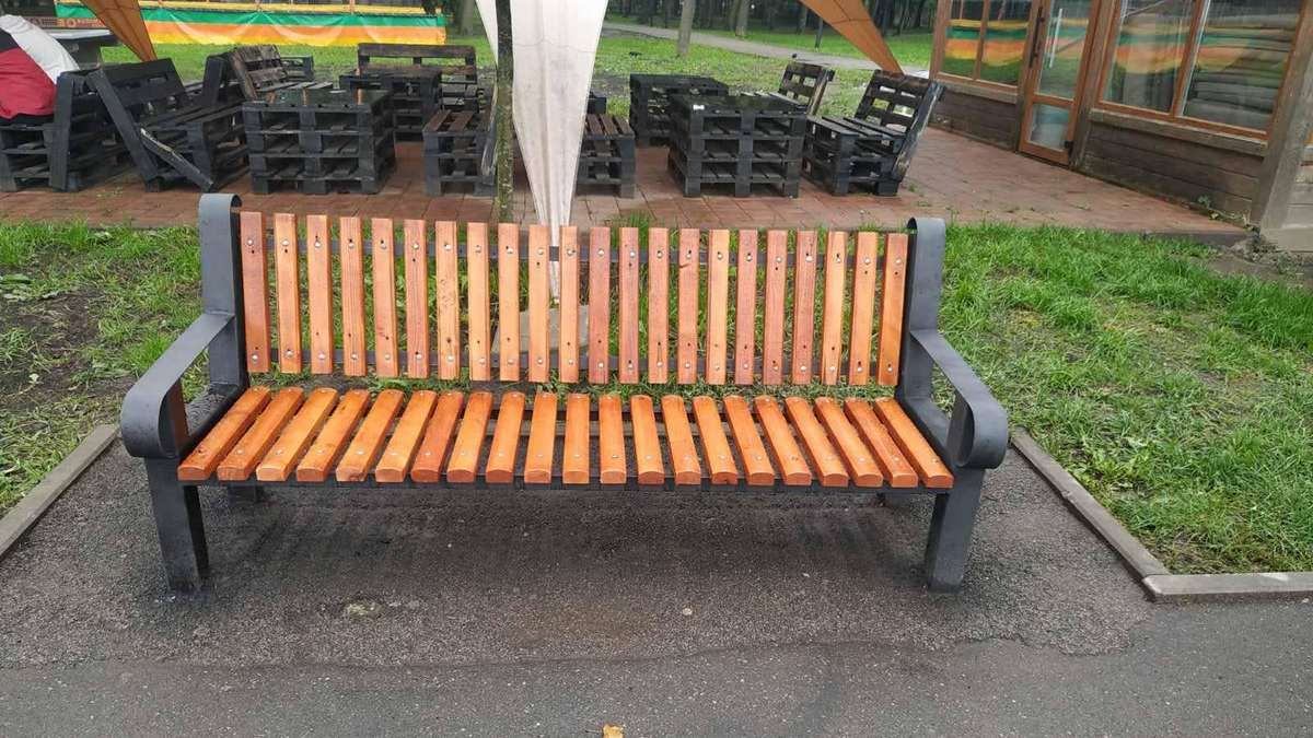 Лавочка та квіти - у Коломиї оновили територію міського озера