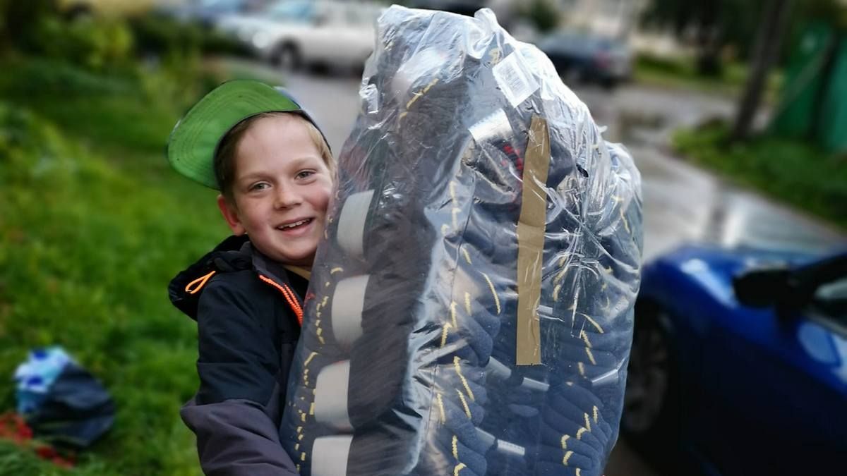 9-річний хлопчик придбав для військових 235 пар шкарпеток