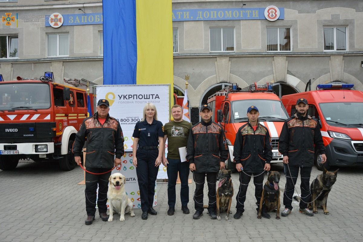 Пес Патрон відтепер на конверті: у Франківську погасили першу марку з легендарним собакою 4