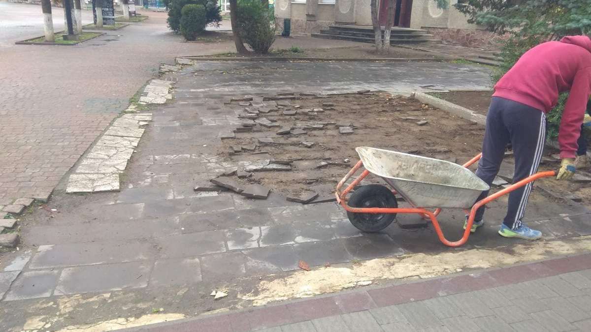 У Надвірній триває ремонт пішохідної зони 3