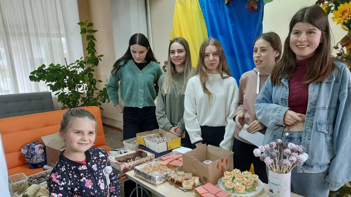Школярі Верховини зібрали кошти на солодкому ярмарку для ЗСУ
