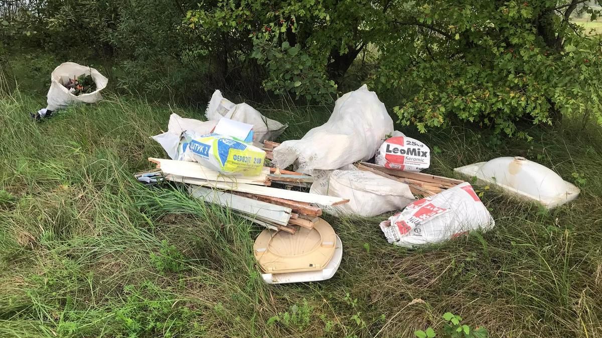 На Коломийщині виявили нечупар, які викинули сміття, за номером телефону у щоденнику 4