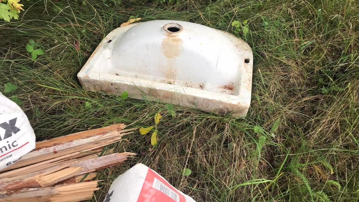 На Коломийщині виявили нечупар, які викинули сміття, за номером телефону у щоденнику 3