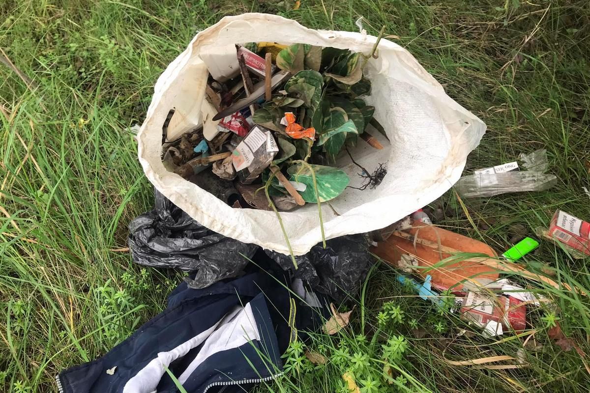 На Коломийщині виявили нечупар, які викинули сміття, за номером телефону у щоденнику 2