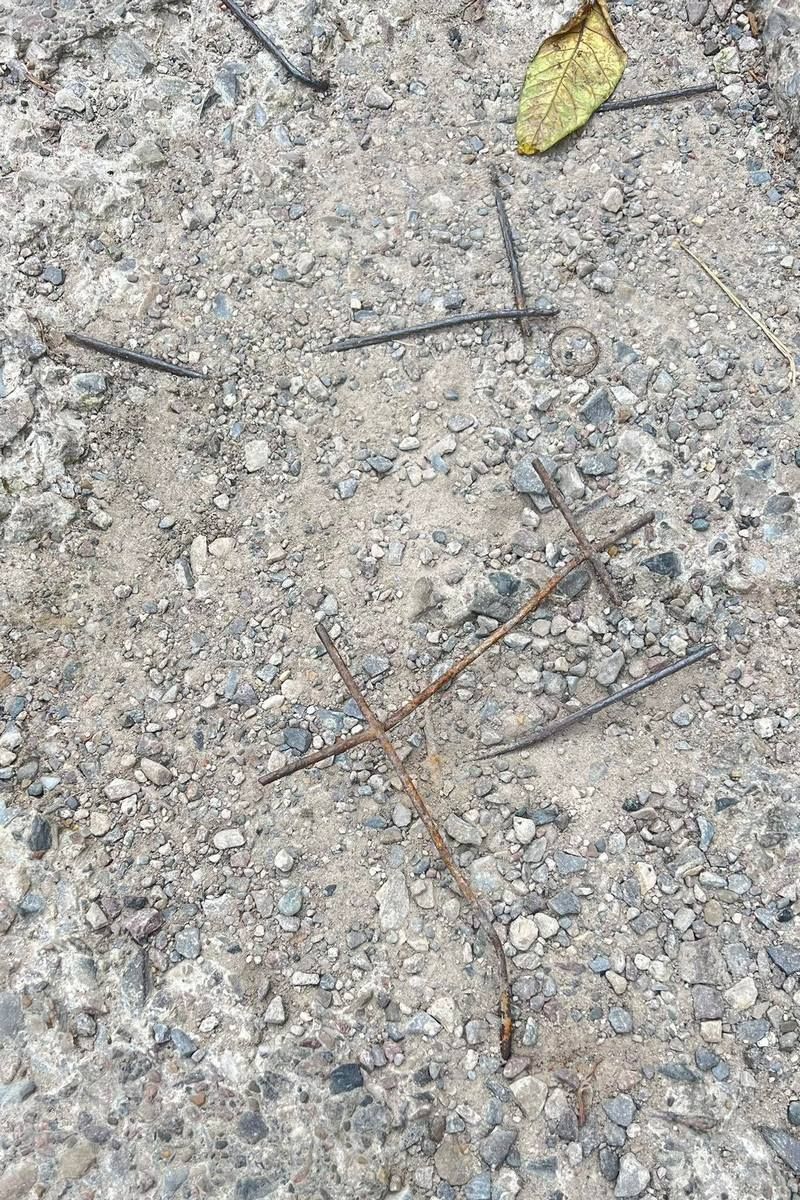 І так піде: на площі біля Писанки ремонтували тротуар кусачками 3