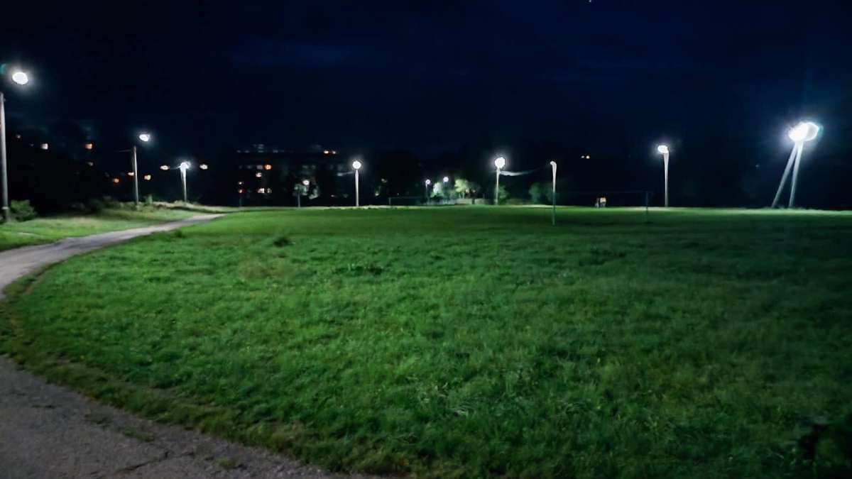 У Коломиї на стадіоні 4-го ліцею встановили ліхтарі 1