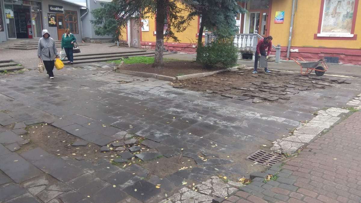 У Надвірній триває ремонт пішохідної зони 4