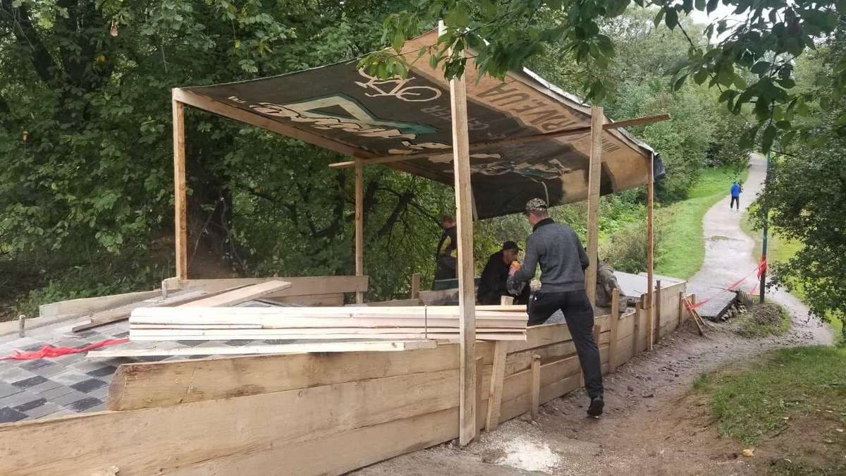 У Надвірній триває ремонт пішохідної зони 1