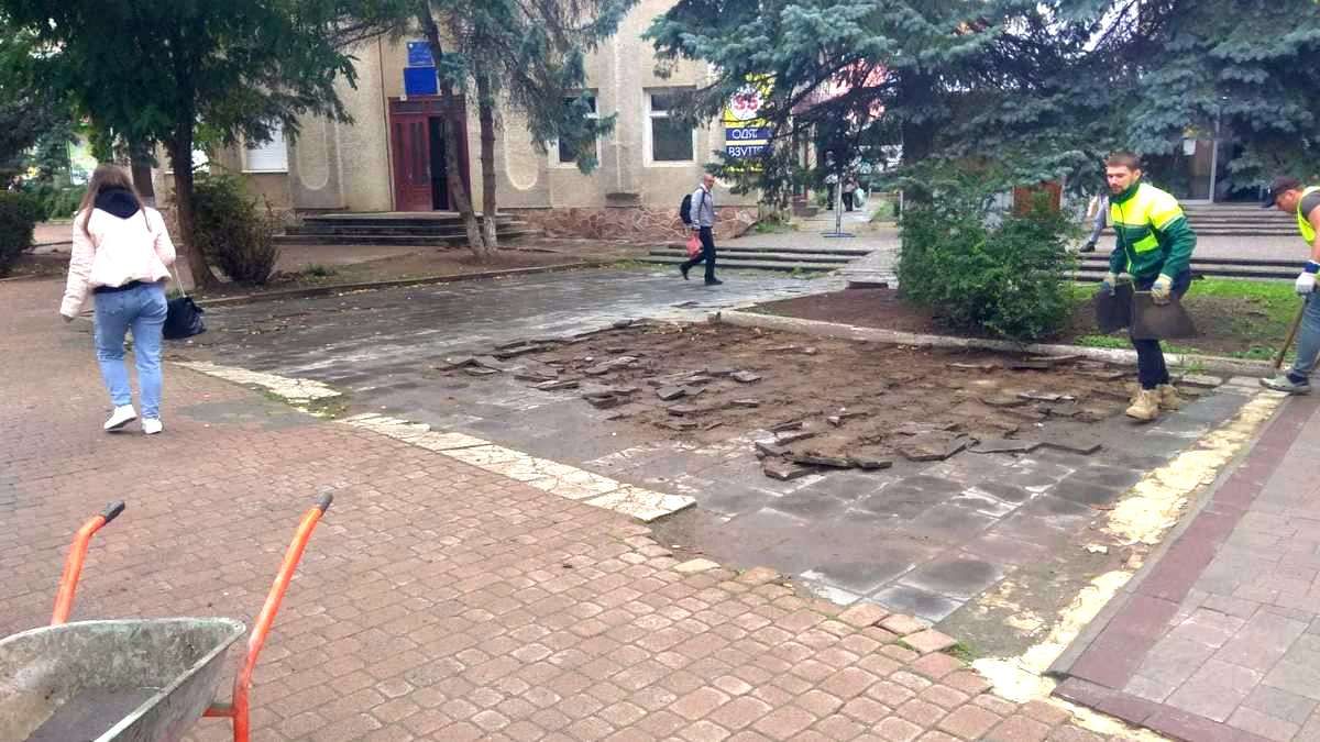 У Надвірній триває ремонт пішохідної зони
