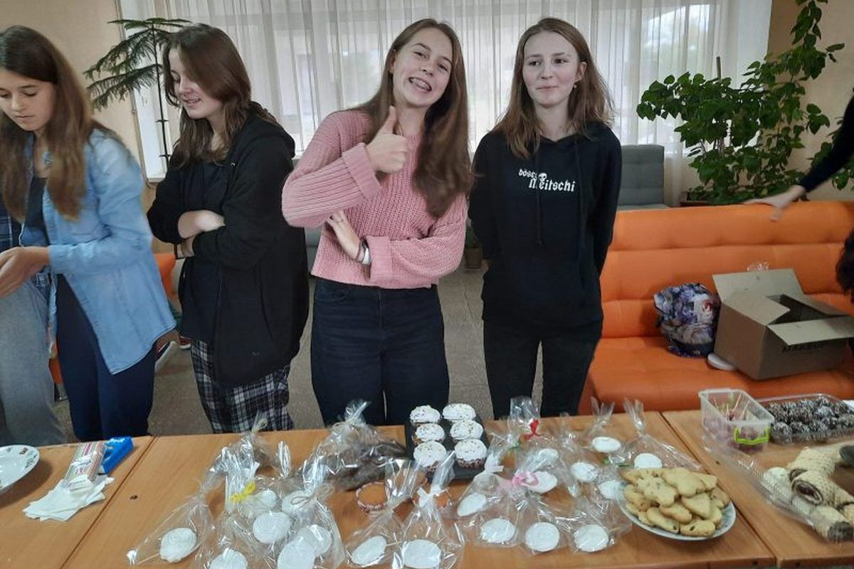 Школярі Верховини зібрали кошти на солодкому ярмарку для ЗСУ 1