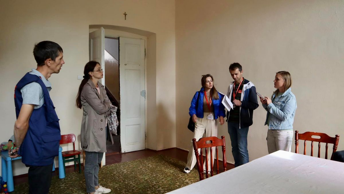 Благодійники зі Швейцарії готові взяти на себе побутові ремонти у житлах переселенців Коломиї 5