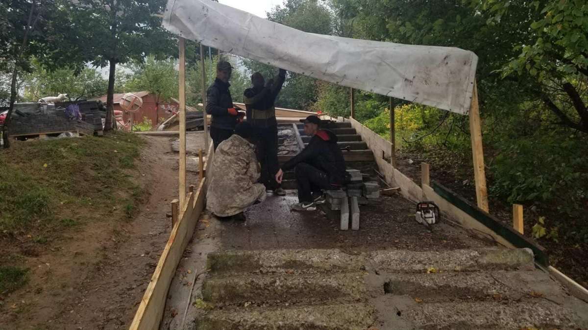 У Надвірній триває ремонт пішохідної зони 2