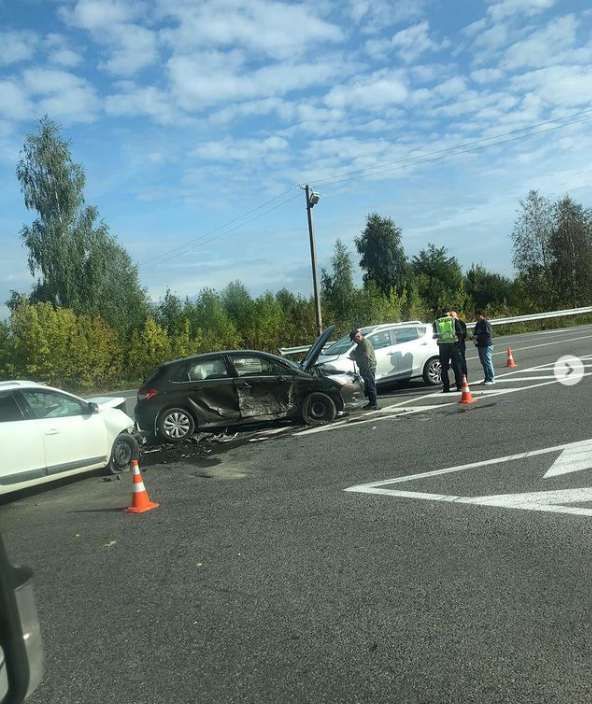На повороті у Раківчику в ДТП потрапили три автівки 2