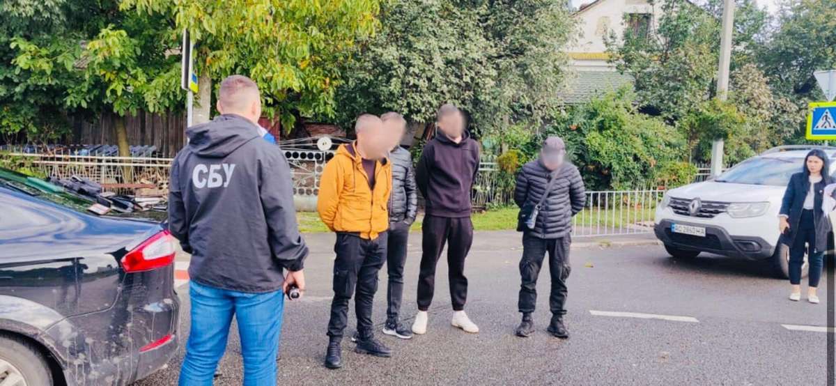 Франківець за 6000 $ відправляв чоловіків за кордон 1