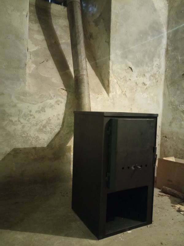 Снятинська міська рада встановлює "буржуйки" в укриттях 3