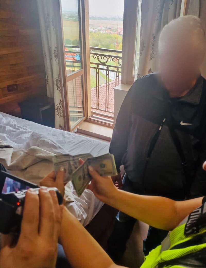 Франківець за 6000 $ відправляв чоловіків за кордон 3