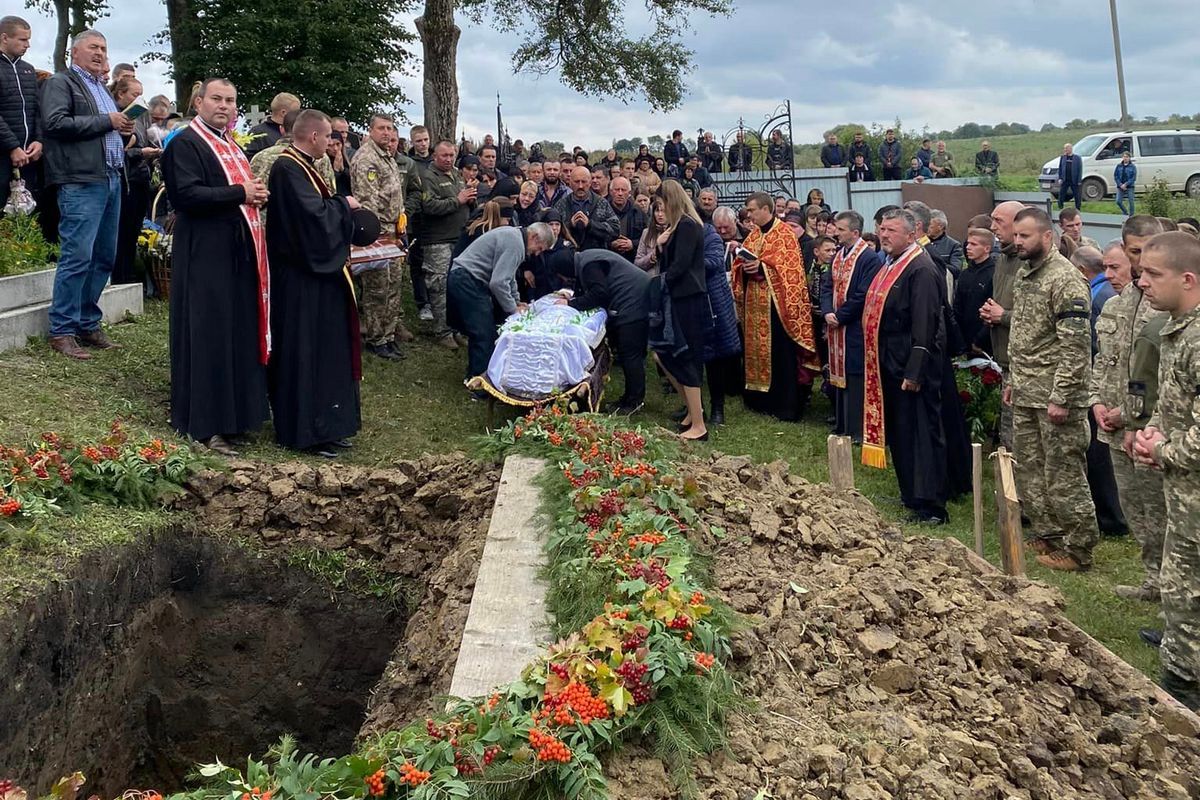 На Коломийщині провели в останню путь загиблого Івана Рожкова 2