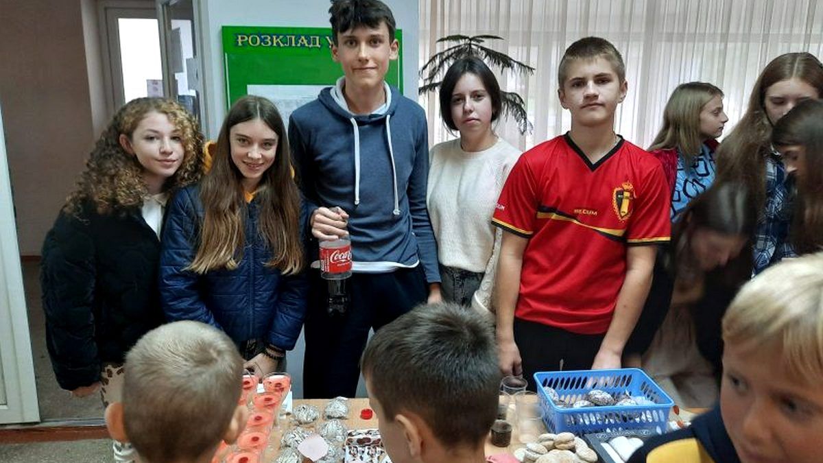 Школярі Верховини зібрали кошти на солодкому ярмарку для ЗСУ 2