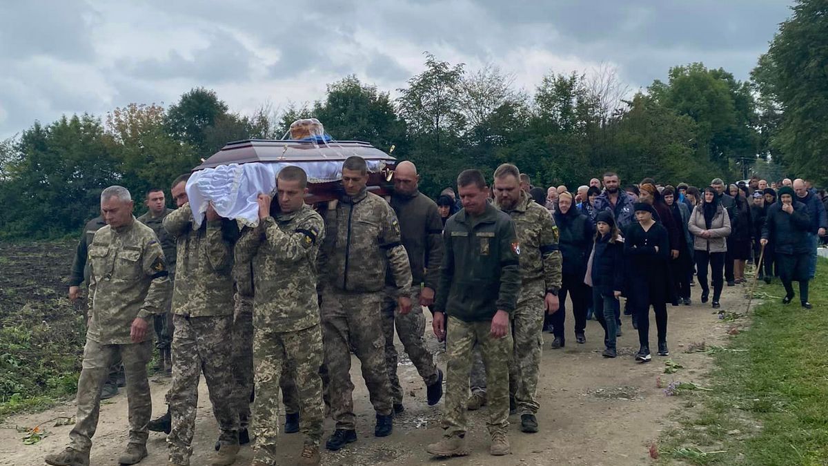 На Коломийщині провели в останню путь загиблого Івана Рожкова 3