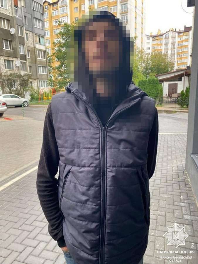 Ймовірно, наркотики виявили у трьох осіб у Івано-Франківську 2