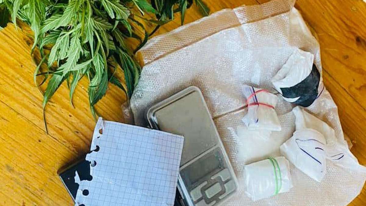 Збували психотропи: на Косівщині затримали наркоторговців 2