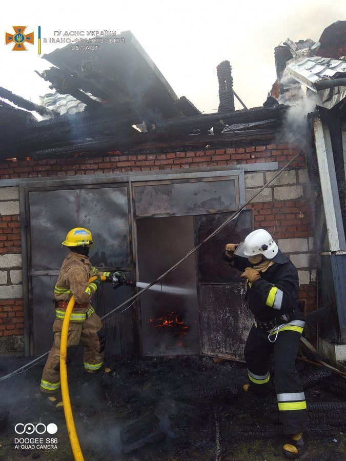 У Надвірнянському районі горів господарський комплекс 2