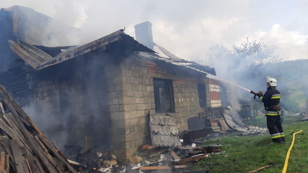 У Надвірнянському районі горів господарський комплекс