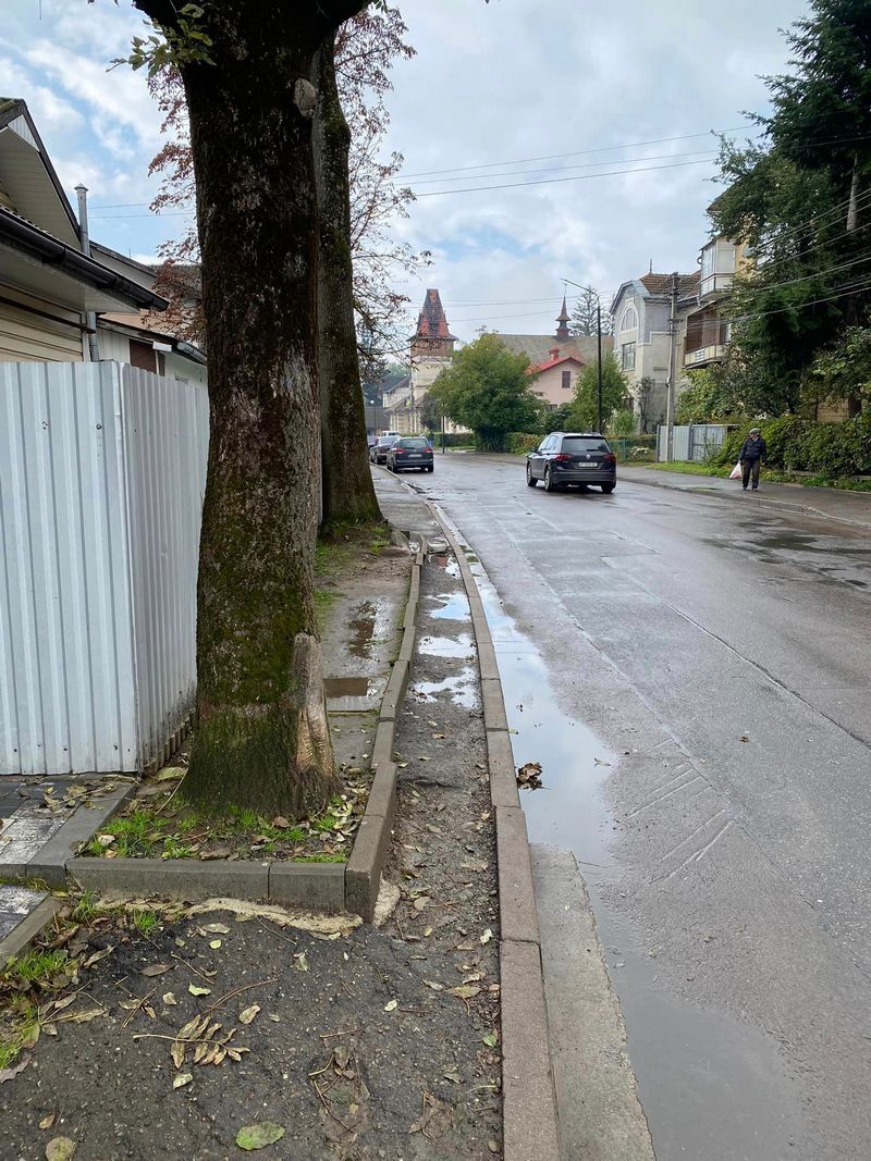 Коломияни нарікають на жахливі тротуари на вулиці Петлюри 2