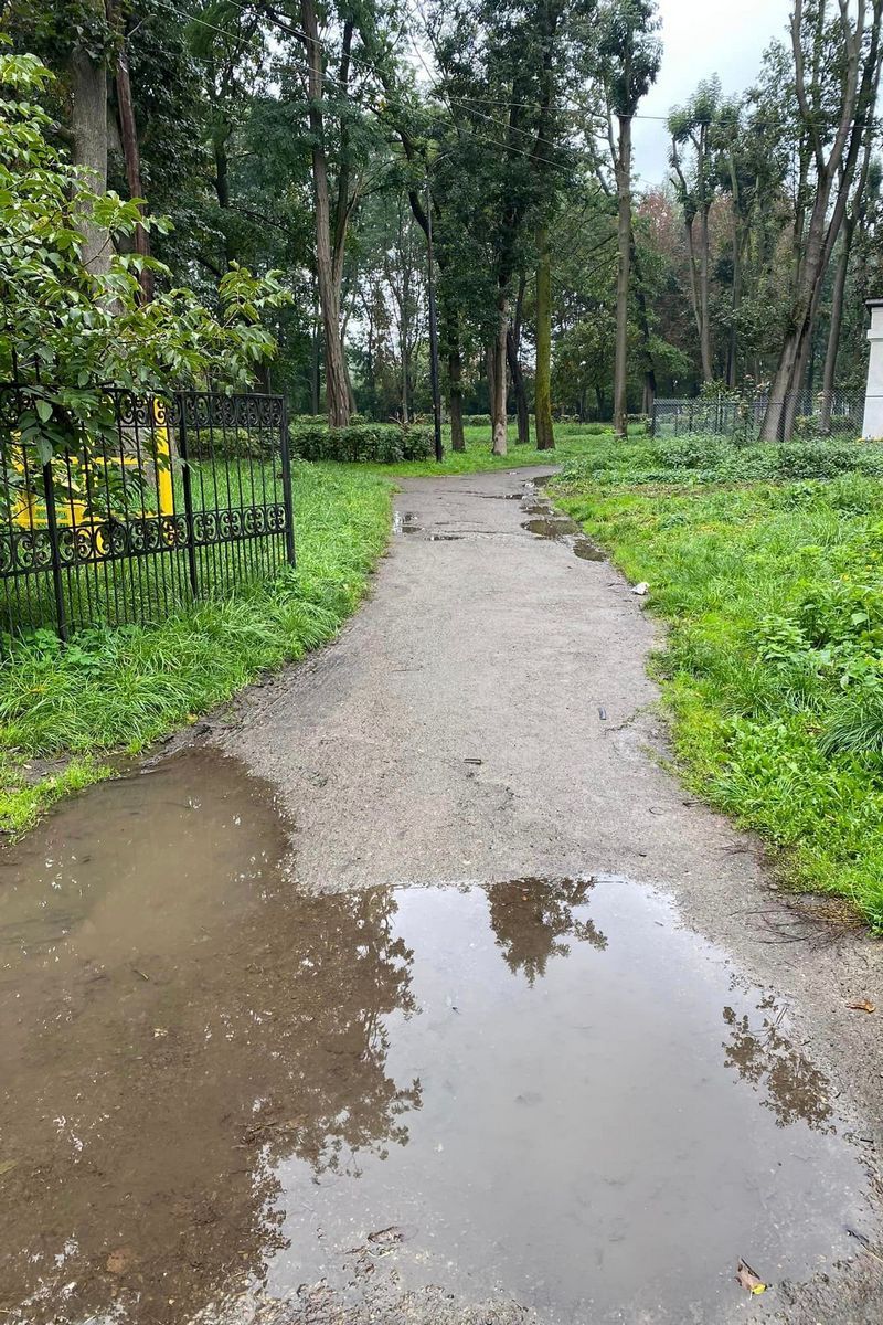 Коломияни нарікають на жахливі тротуари на вулиці Петлюри 5